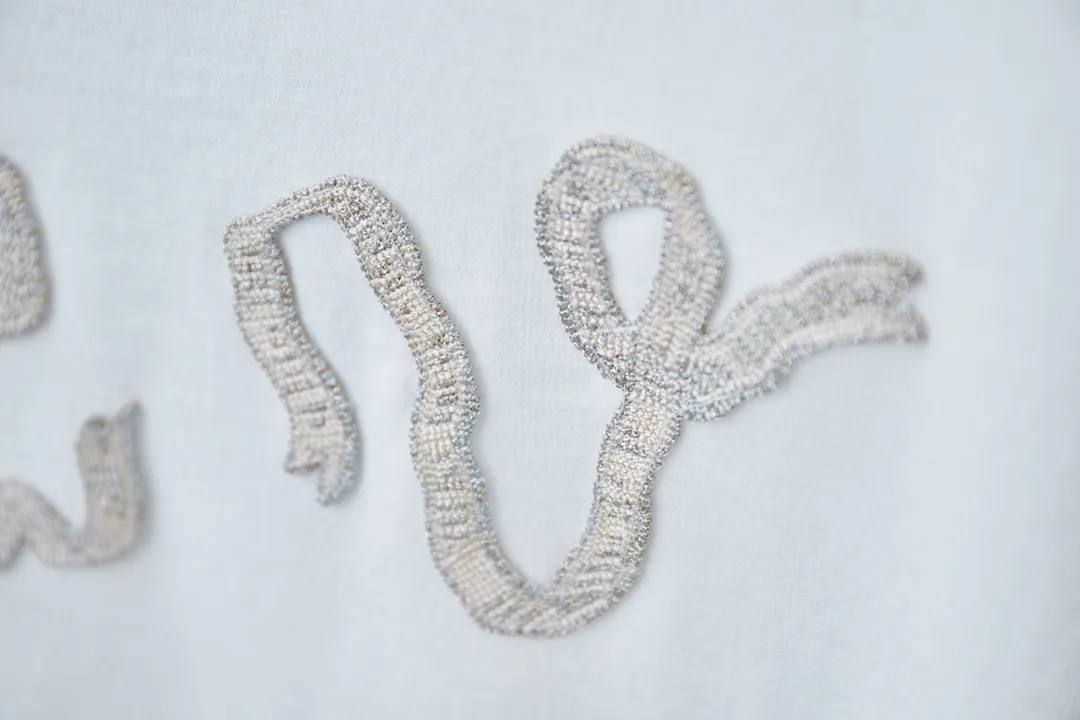 🅿️200 Louis LV 25ss early spring new short-sleeved pearl yarn chapter knitted short-sleeved light luxury essential item for daily commuting for men and women Correct version Welcome to compare Detailed features · High-viscosity cotton material wool, high-count cotton added, dry and avoid stuffiness · The embroidery process forms patterns on the surface of knitted fabrics, and uses different colors and different types of yarns to weave into independent solid color areas. The color blocks are connected to form patterns without floating lines, with perfect edges. Paired with knitting of the same style and color, it presents a unique three-dimensional texture · Double-needle stitching and cross-stitching process · Original main mark washed tag brand moisture-proof paper packaging Color: White Size: S/M/L/XL